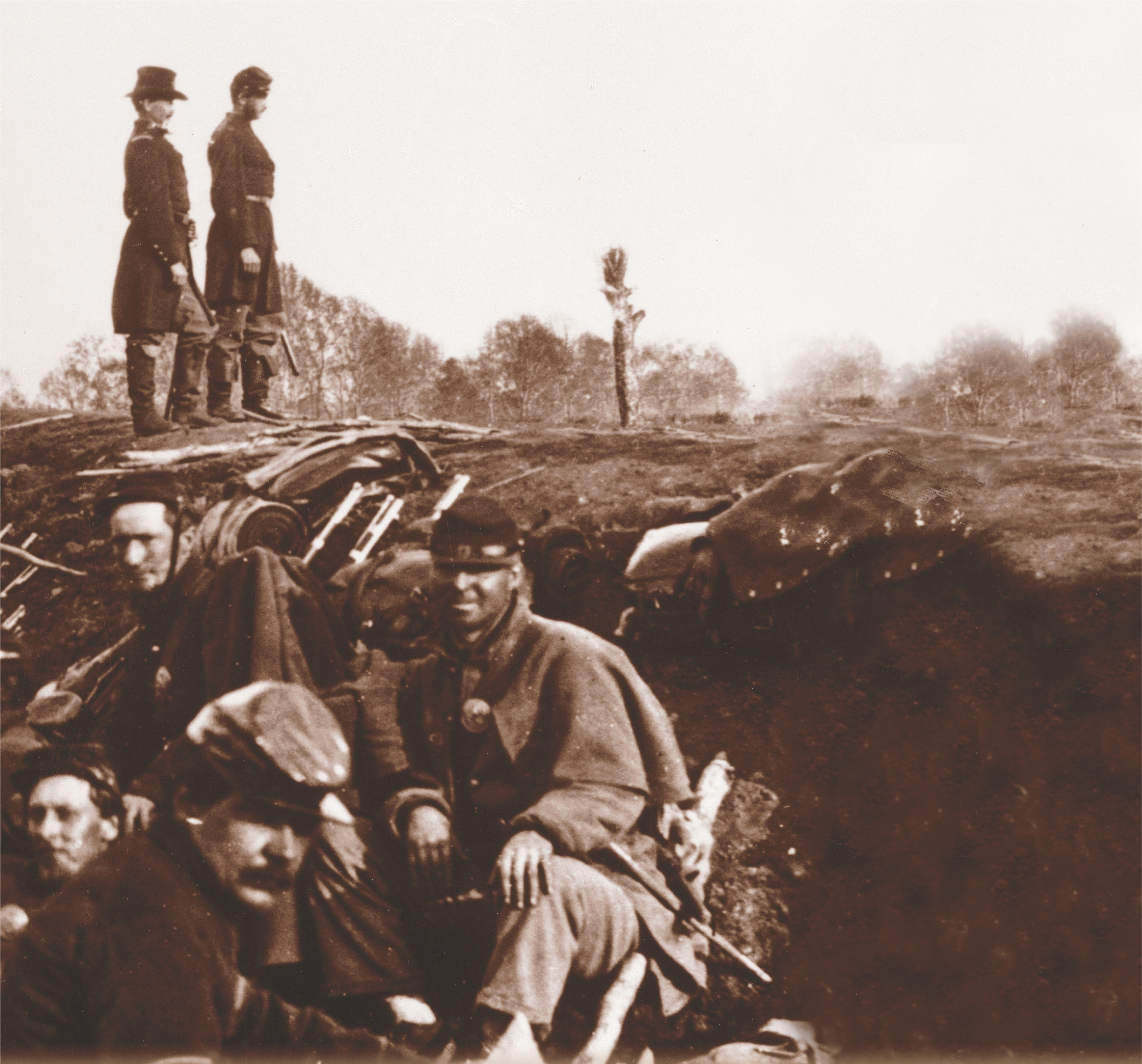A photo shows dozens of Union soldiers crowded together in a trench.