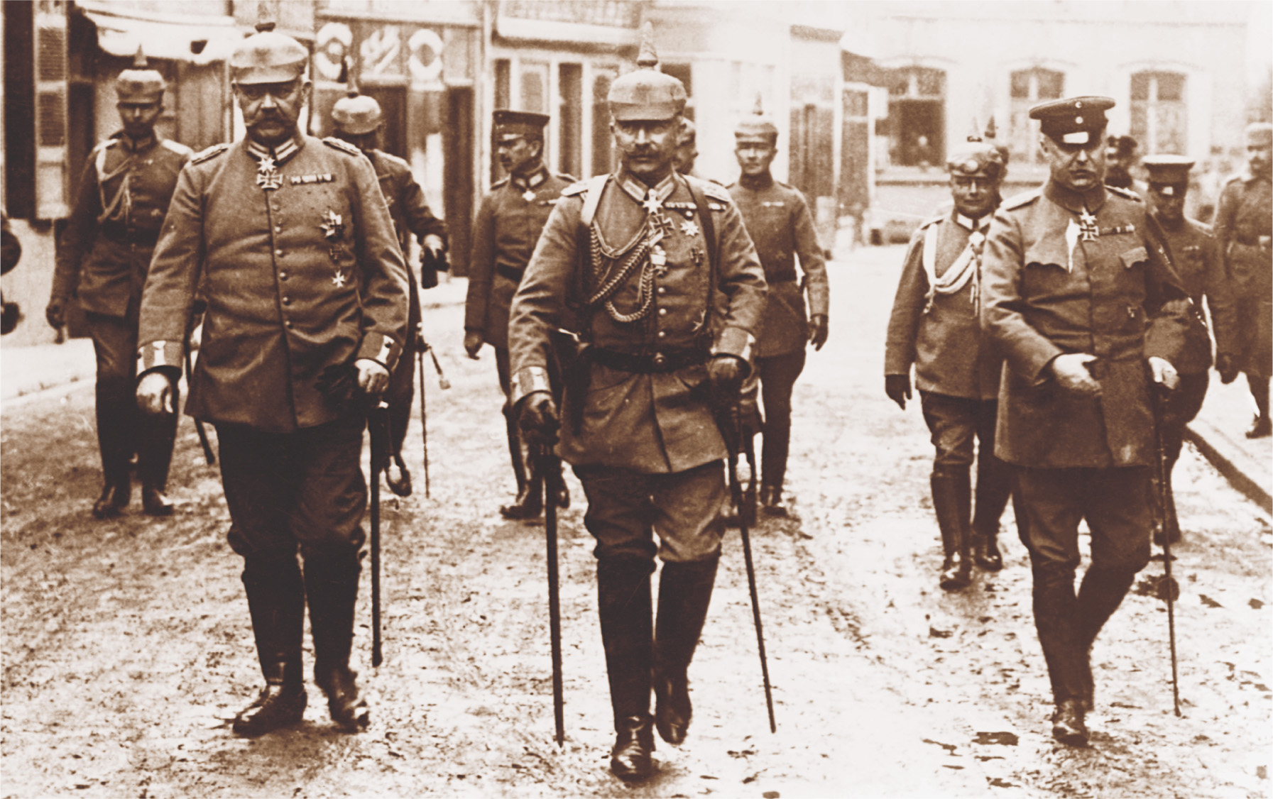 Photo: Emperor Wilhelm II, two generals, and entourage in uniform