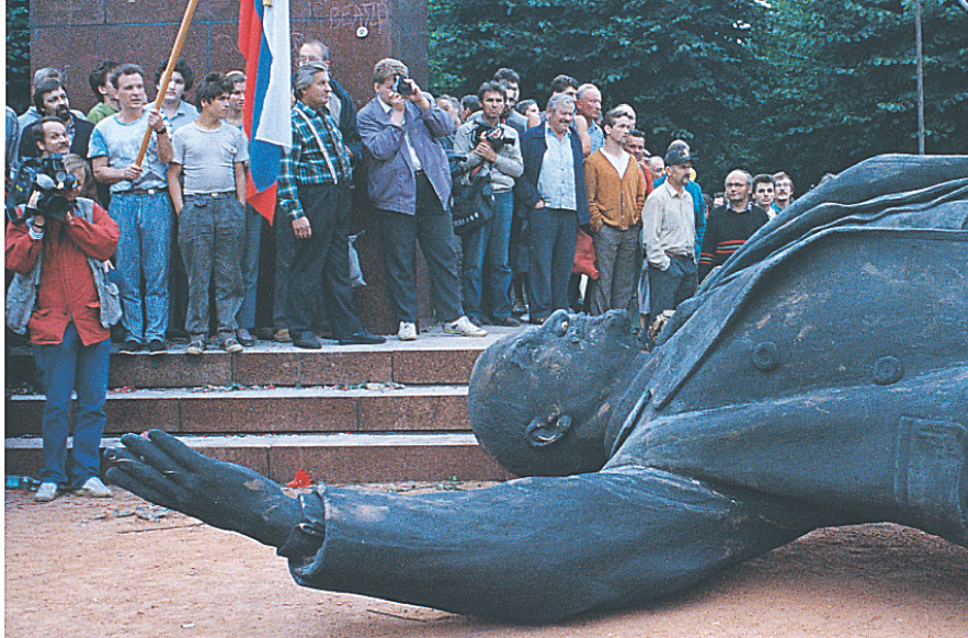 Photo:  toppled Lenin statue
