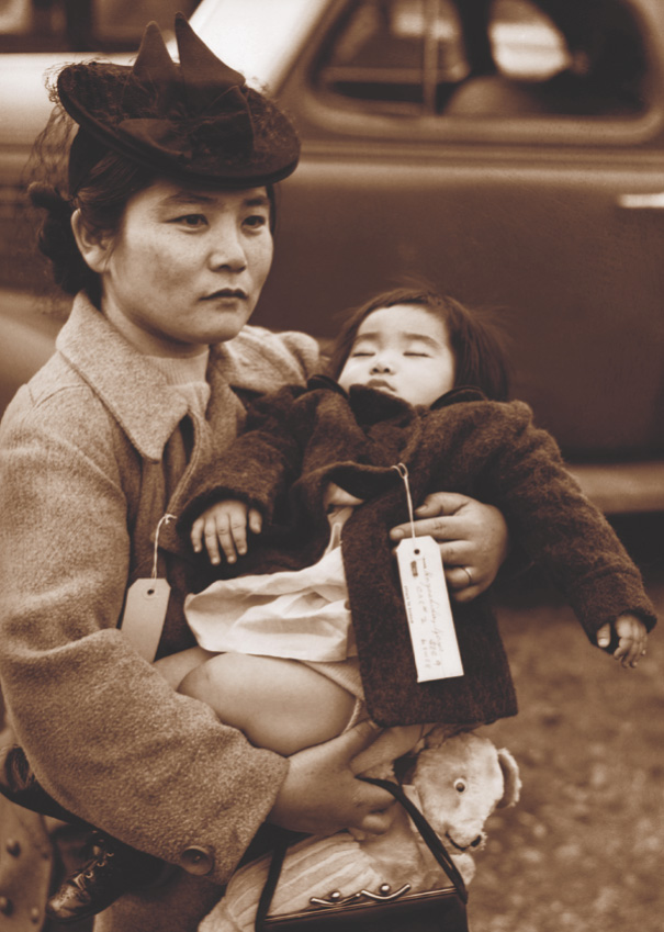Photo: a Japanese mother and child have tags on their coats