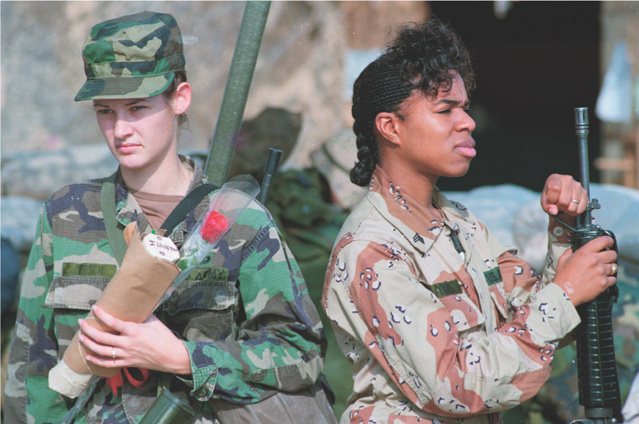 Photo: women soldiers wear camouflage uniforms.